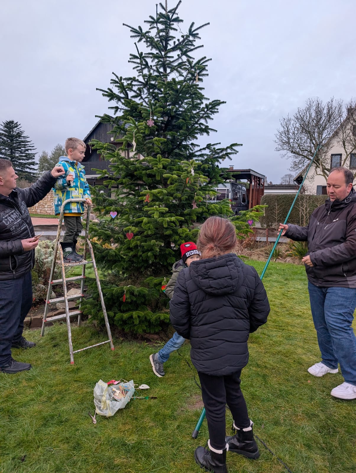 Schmücken des Weihnachtsbaumes